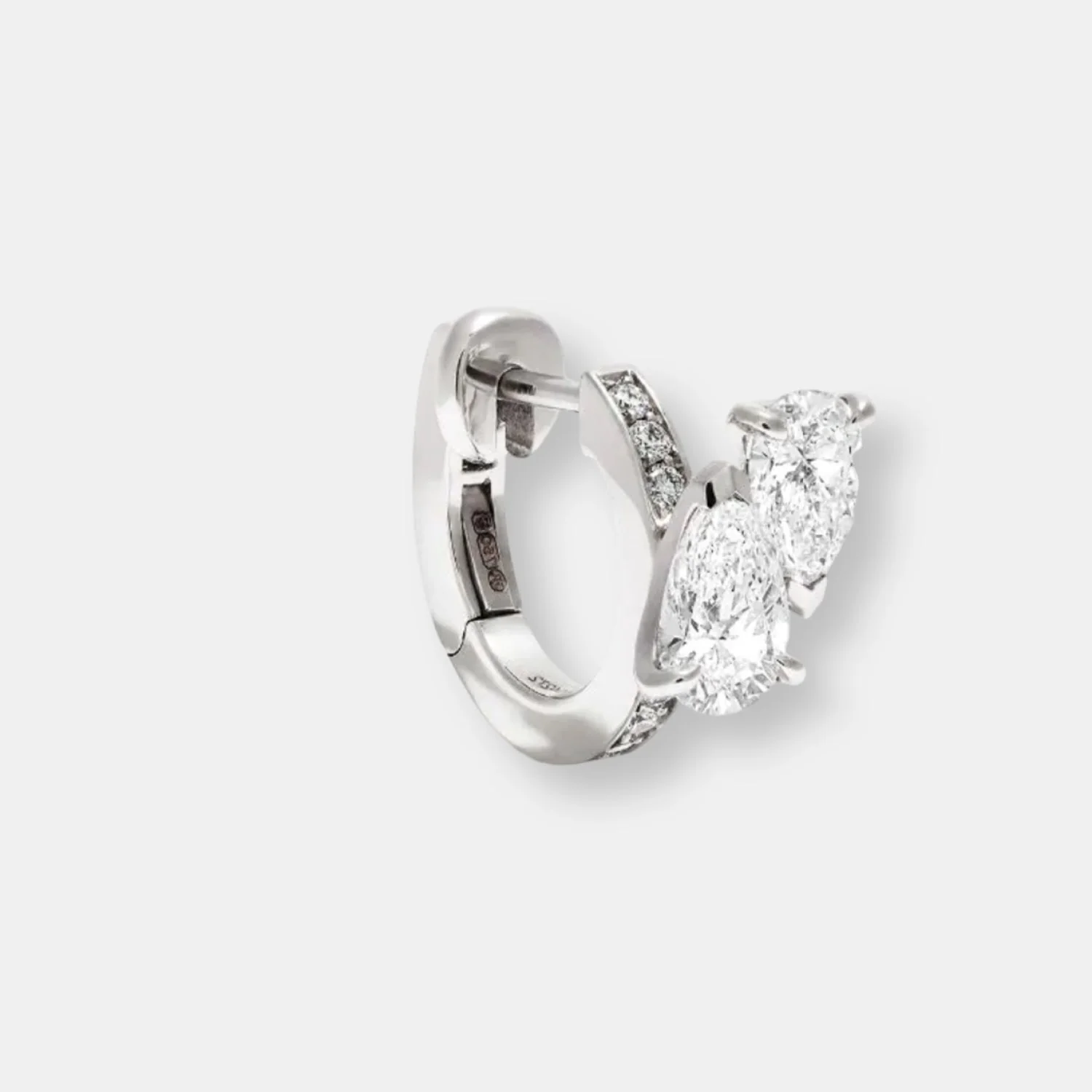 Mono boucle d'oreille serti sur vide en or blanc pavée de diamants